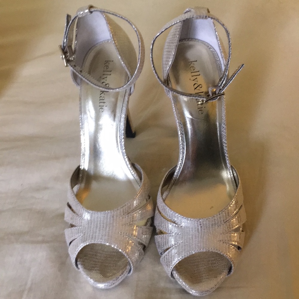 Kelly & Katie size 7 ankle strap gold heels
